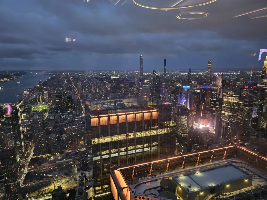 Вид з внутрішньої частини оглядового майданчика "Край"