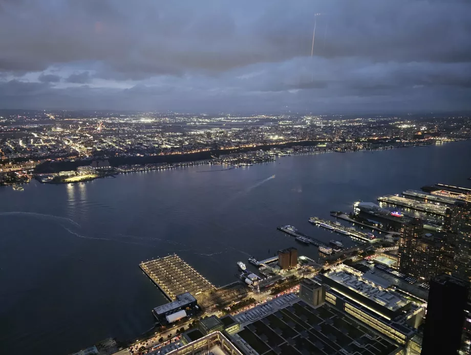 Вид з внутрішньої частини оглядового майданчика "Край"