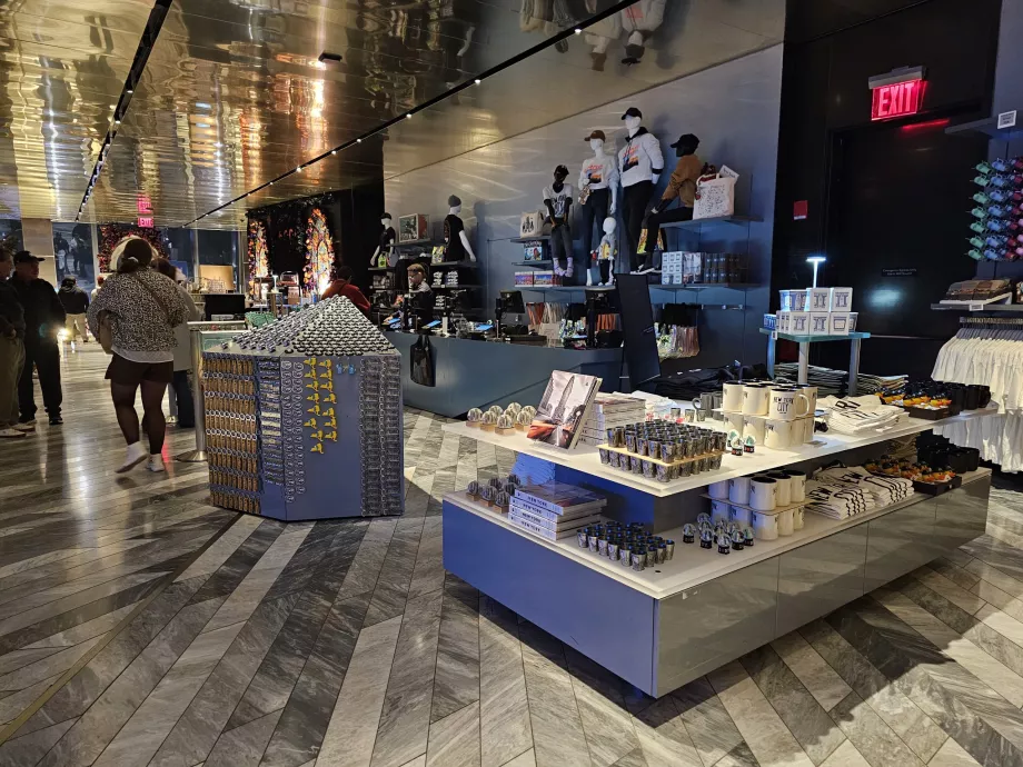 Сувенірна крамниця на виході з "Краю"