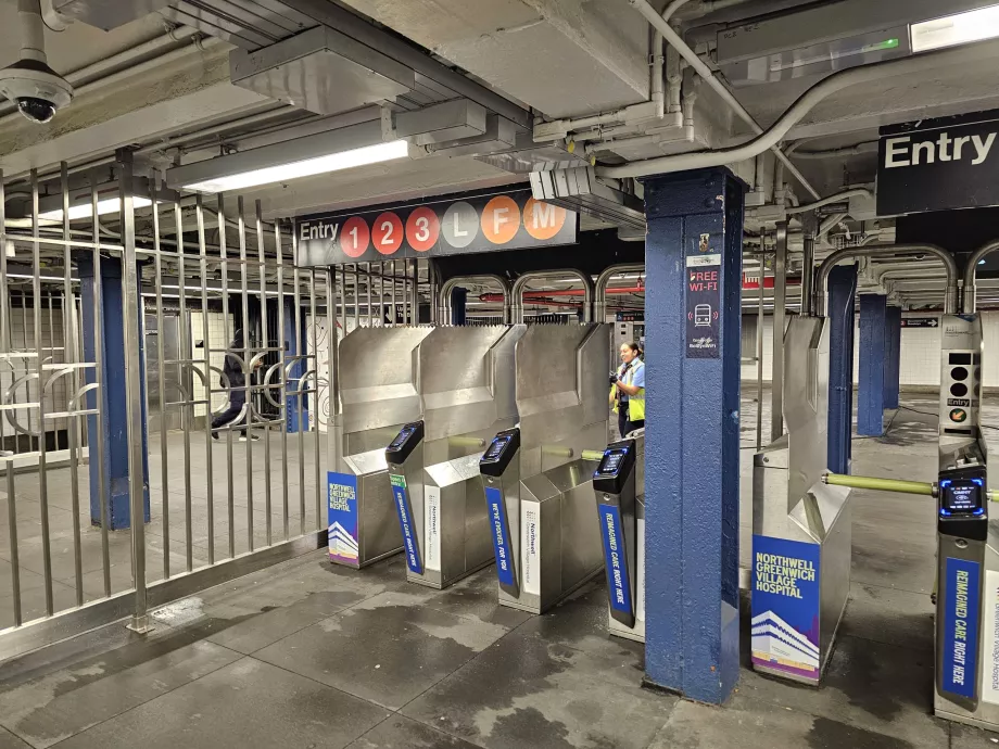 Вхід до метро через турнікети