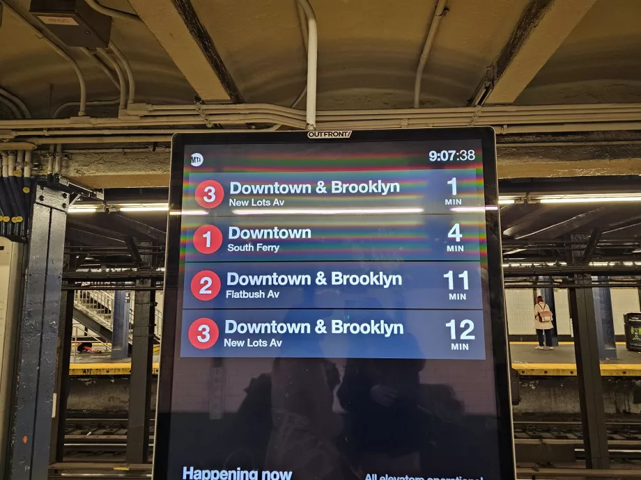 Інформаційні табло на виходах з метро