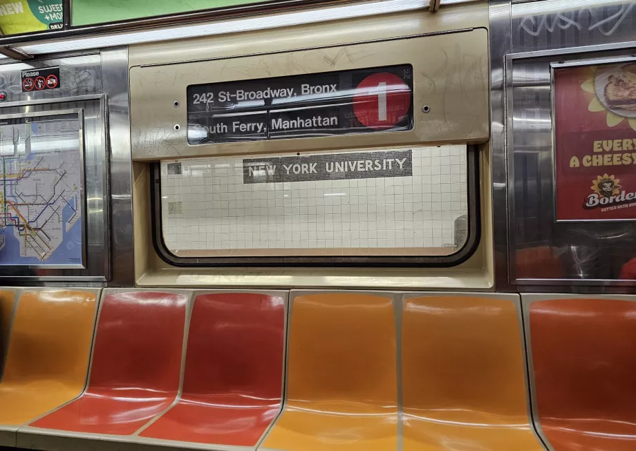 Інтер'єр старого вагона метро