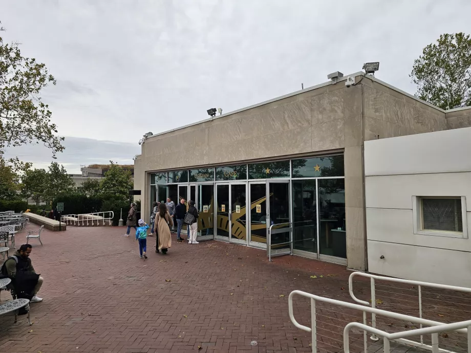 Кав'ярні в музеї та на пристані