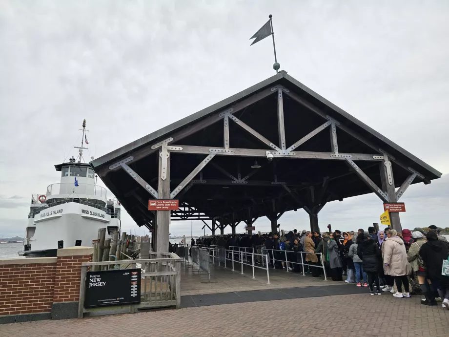 Пристань біля Статуї Свободи