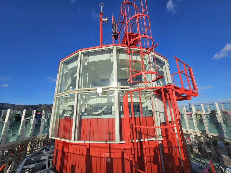 Маяк на вежі порту Кобе