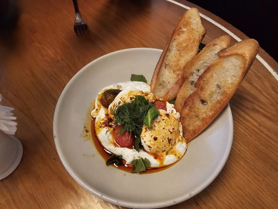 Сніданок, яєчня по-турецьки