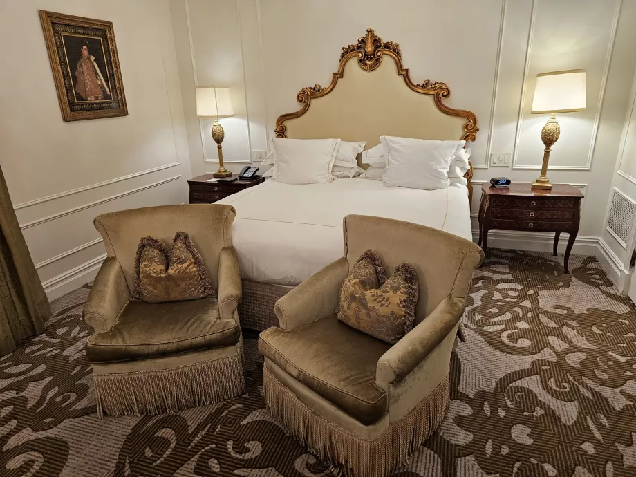 Кімната - ліжко та крісла