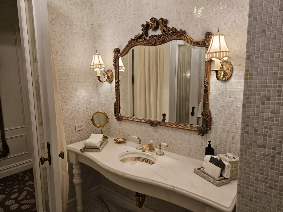 Раковина у ванній кімнаті