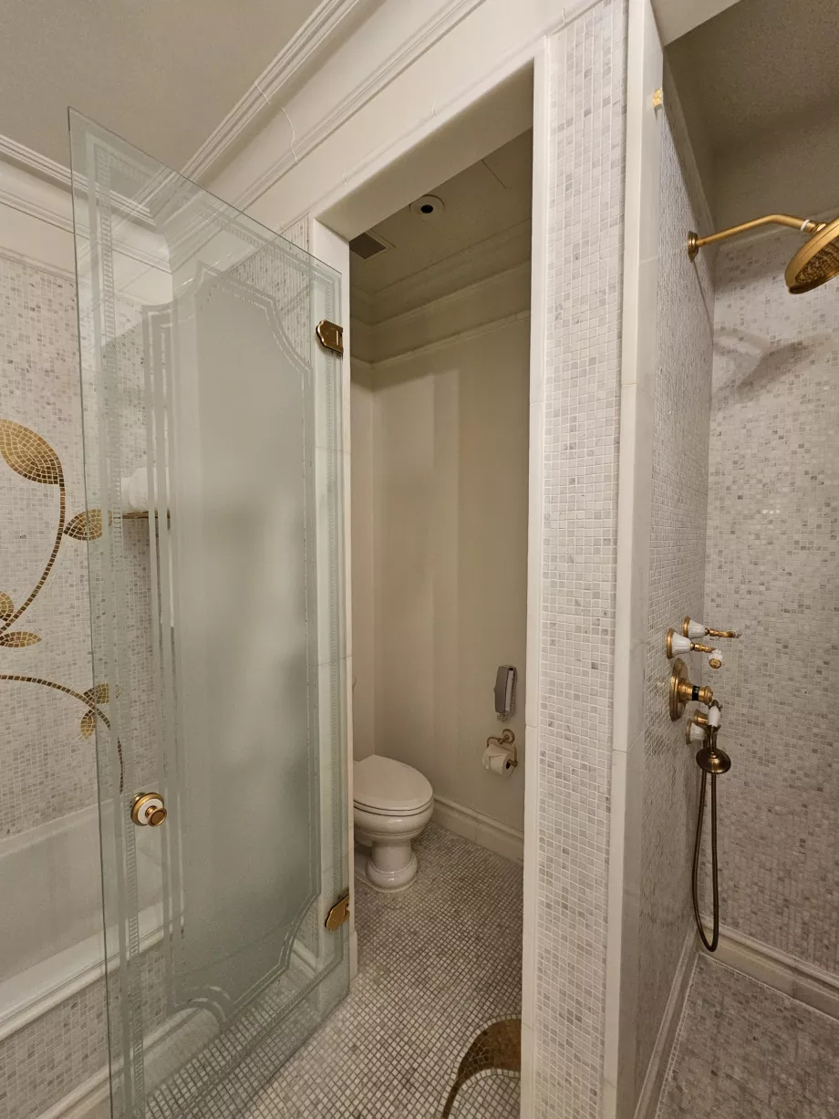 Душ і туалет