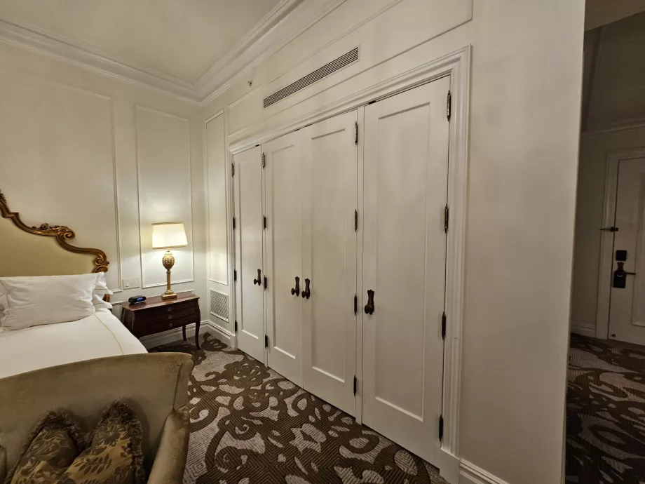 Шафа в номері