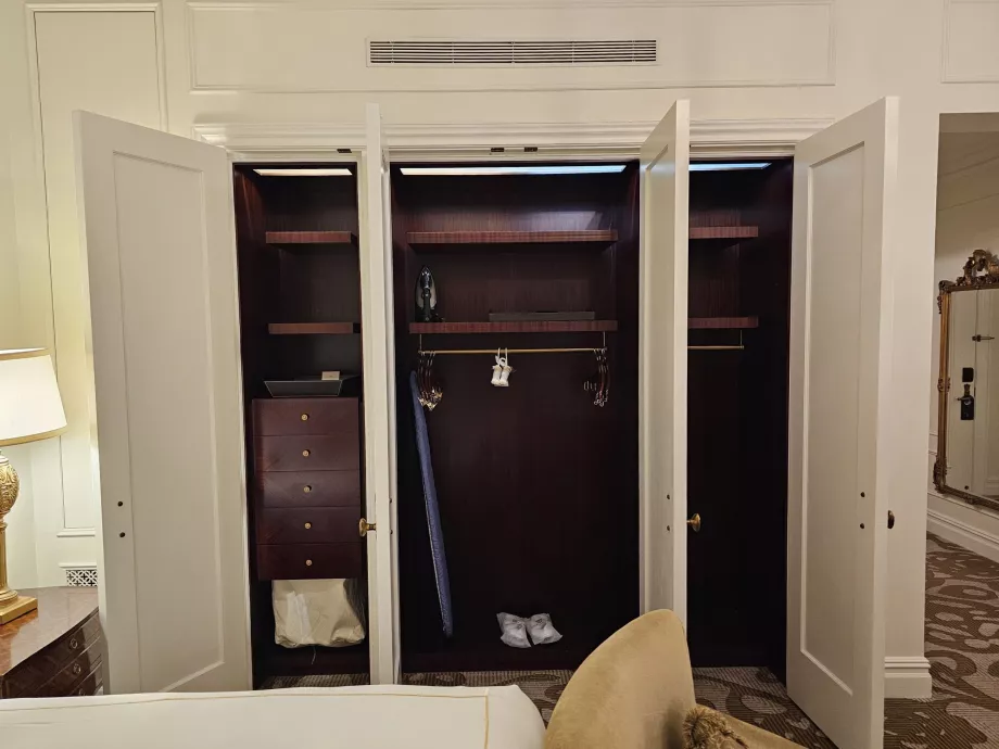 Усередині шаф