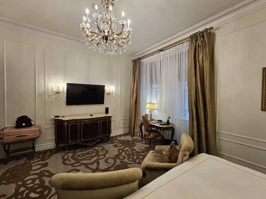 Кімната - телевізор і вікно