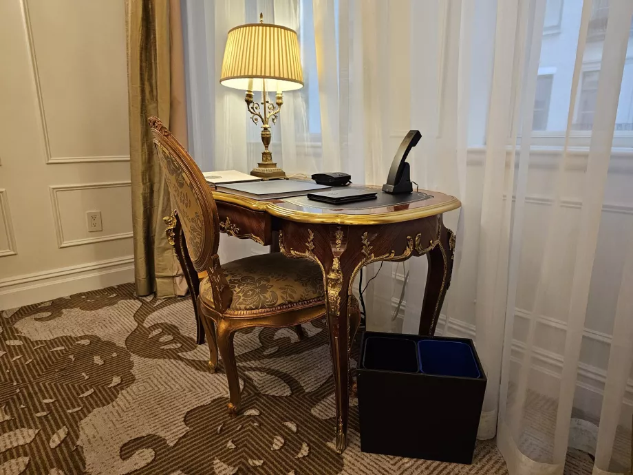 Стіл у кімнаті