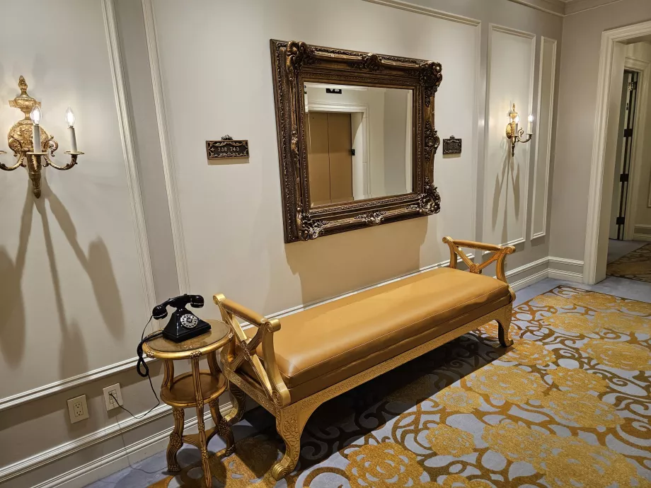 Диван біля підйомника