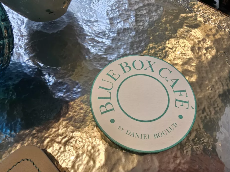 Blue Box, підставка