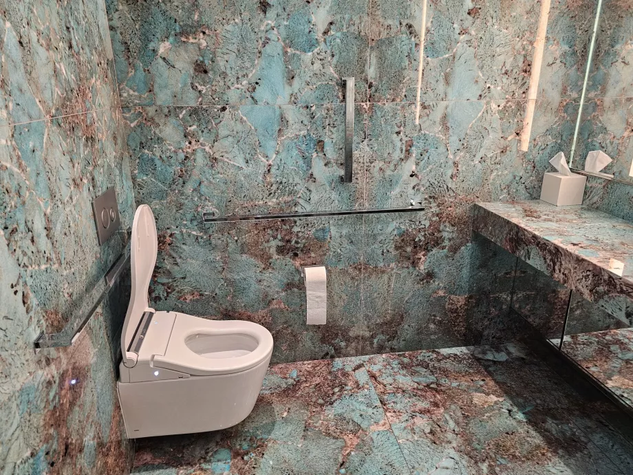 Tiffany &amp; Co, мармурові туалети