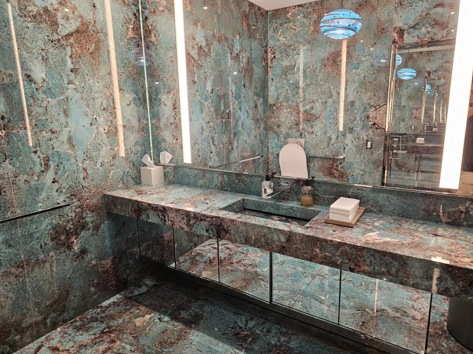 Tiffany &amp; Co, мармурові туалети