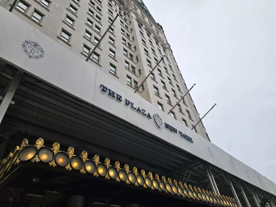 Вивіска "The Plaza"