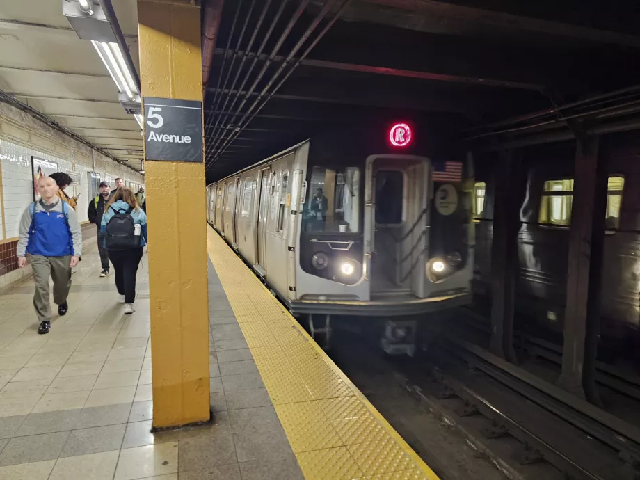 Лінія метро R