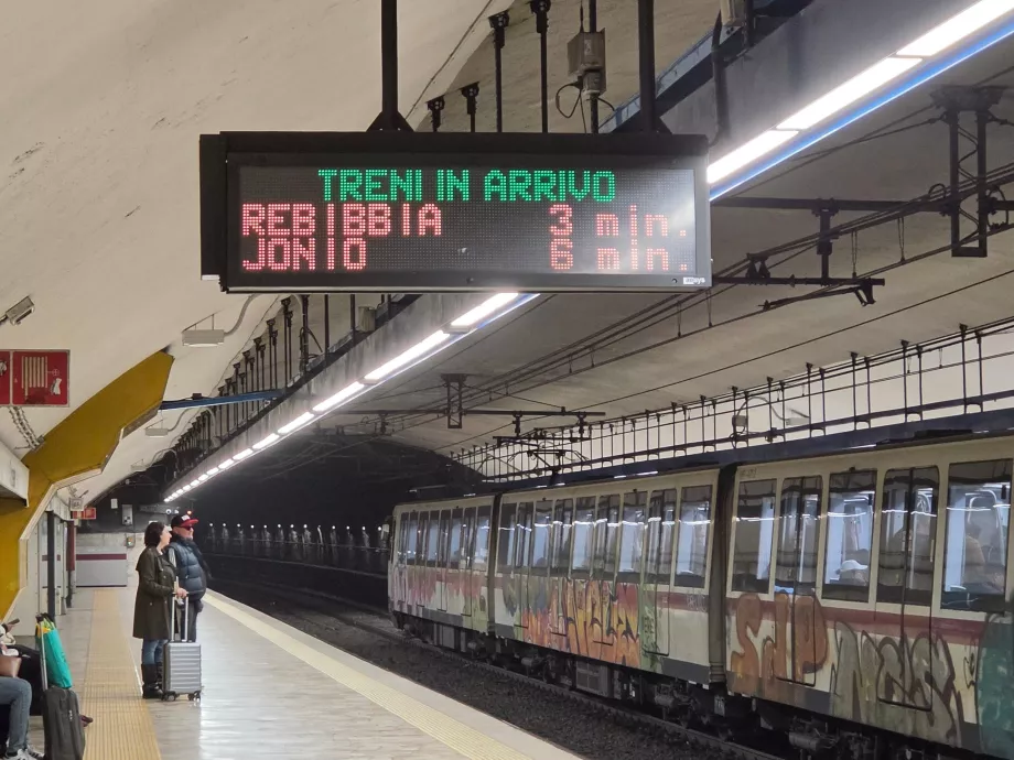Інформаційні табло в метро