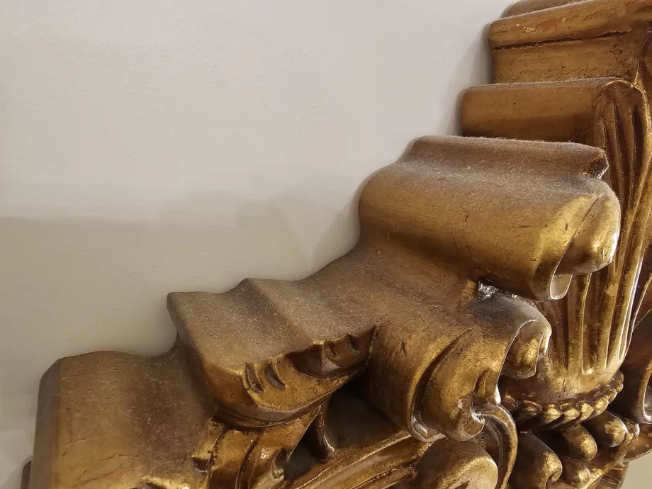 Пил на ліжку в готелі "Плаза