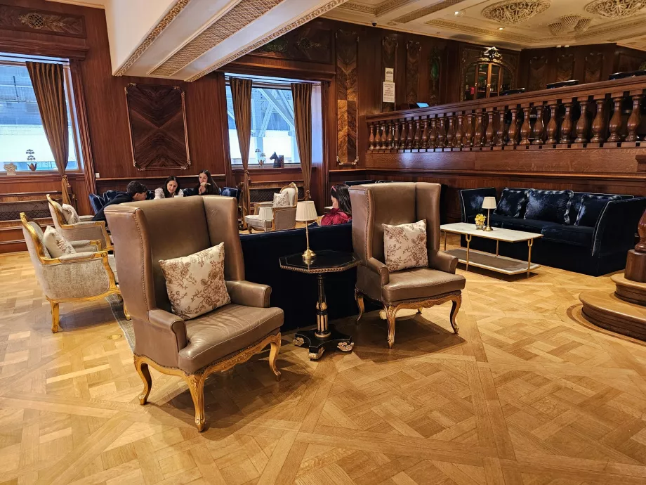 Фойє готелю "Плаза