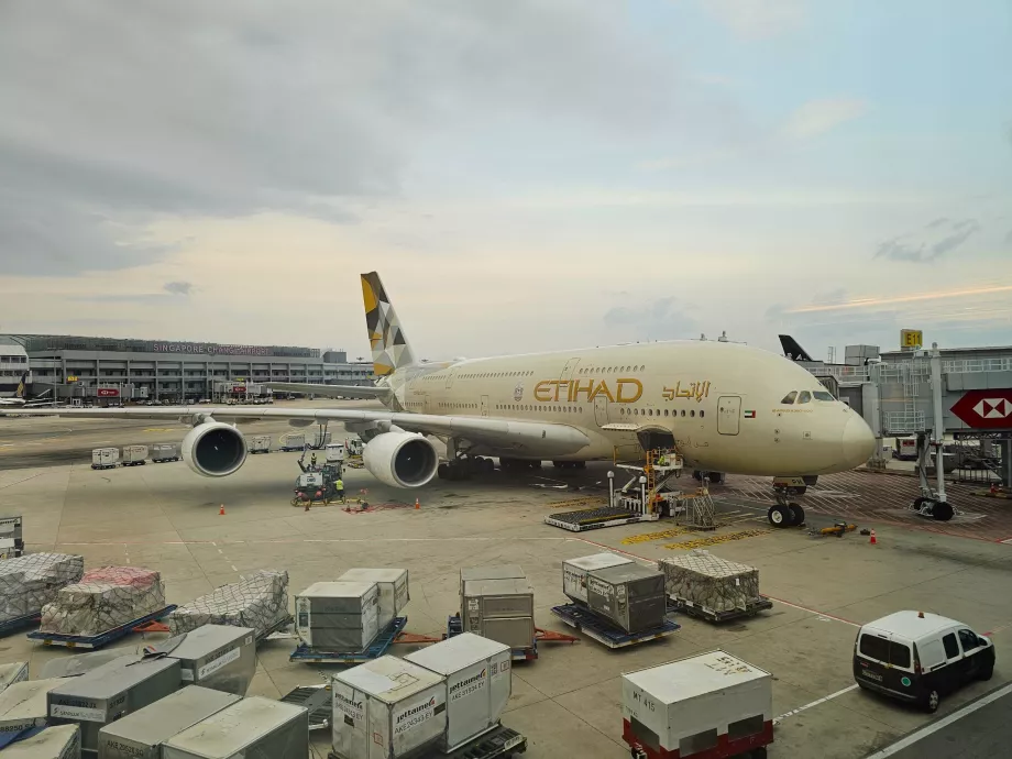Літак Airbus A380 біля виходу на посадку в аеропорту Сінгапуру