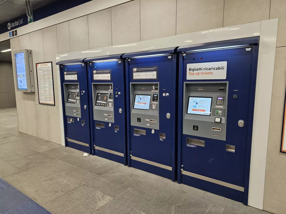 Квиткові автомати в метро