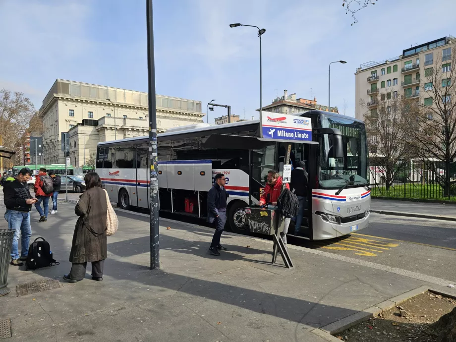 Автобусна зупинка перед станцією Centale