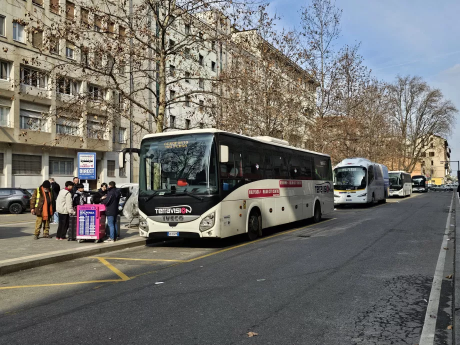 Автобусна зупинка на станції Milano-Centrale
