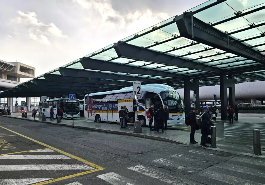 Автобусна зупинка до центру Мілану