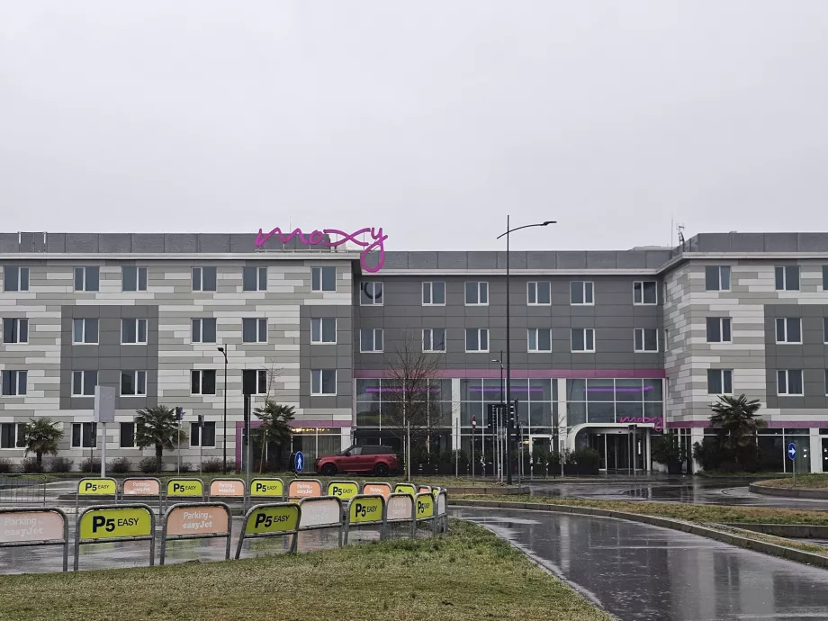 Готель Моксі
