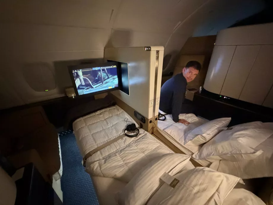 Я на ліжку у першому класі авіакомпанії Etihad Airways