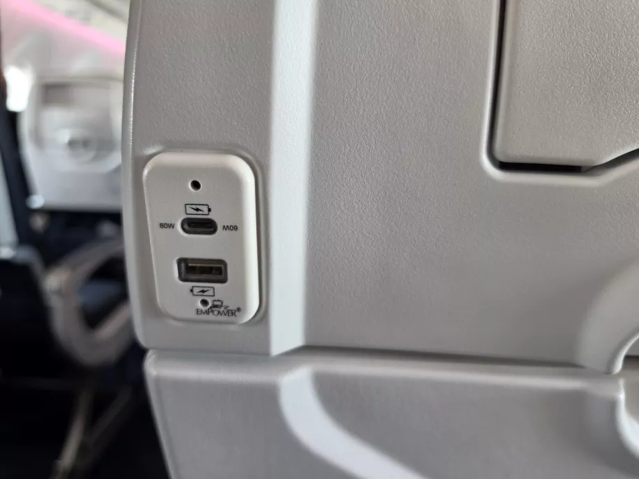 USB-порти для заряджання електронних пристроїв
