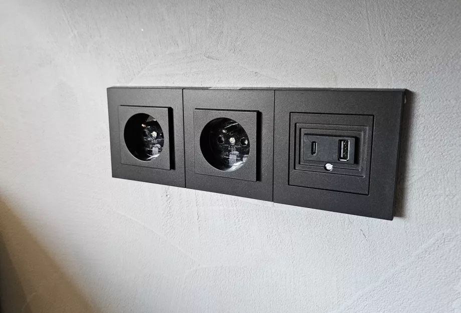 Розетки та USB