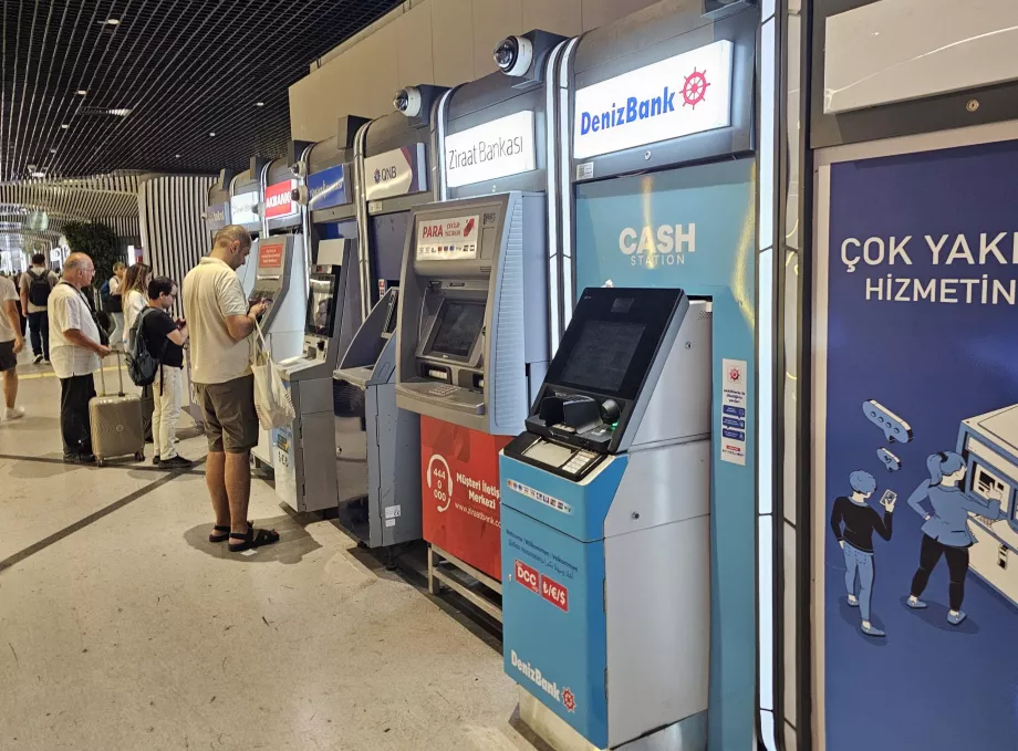 Банкомати на вході до станції метро