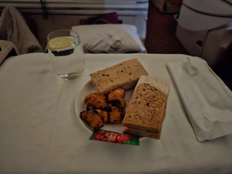 Невеликий перекус після зльоту на нічних рейсах