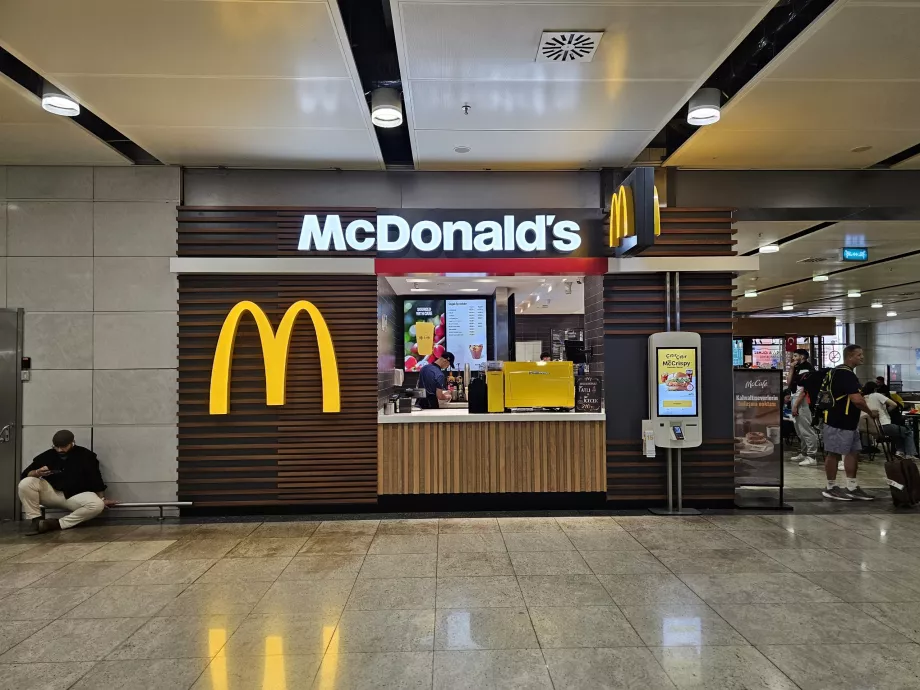 McDonald's, громадська зона прибуття