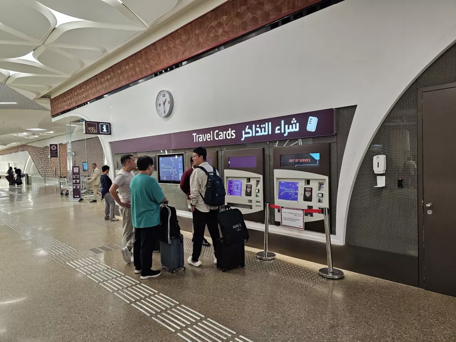 Квиткові автомати на вході в метро