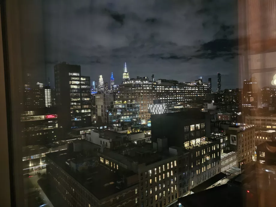 Вид з кімнати на Емпайр Стейт Білдінг