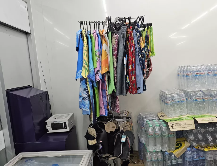 Куточок з одягом, купальниками або шльопанцями