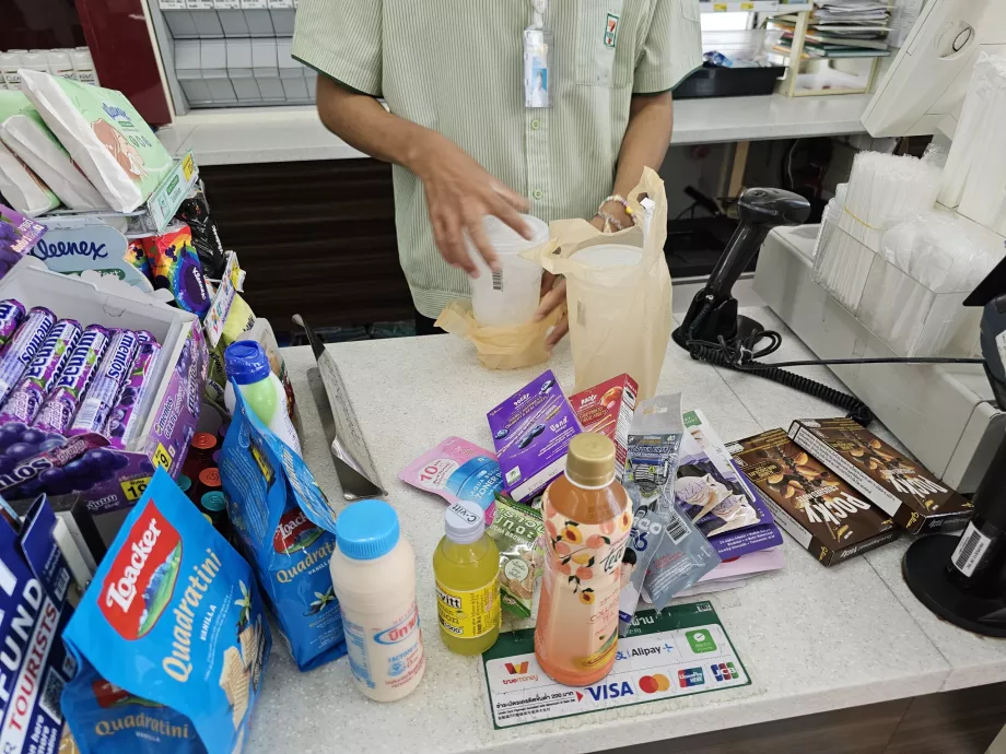 Персонал завжди кладе стаканчики з льодом у пакет