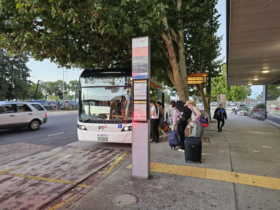 Автобусна зупинка в напрямку аеропорту на станції Broadmeadows