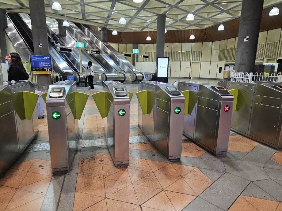 Турнікети на вході в метро