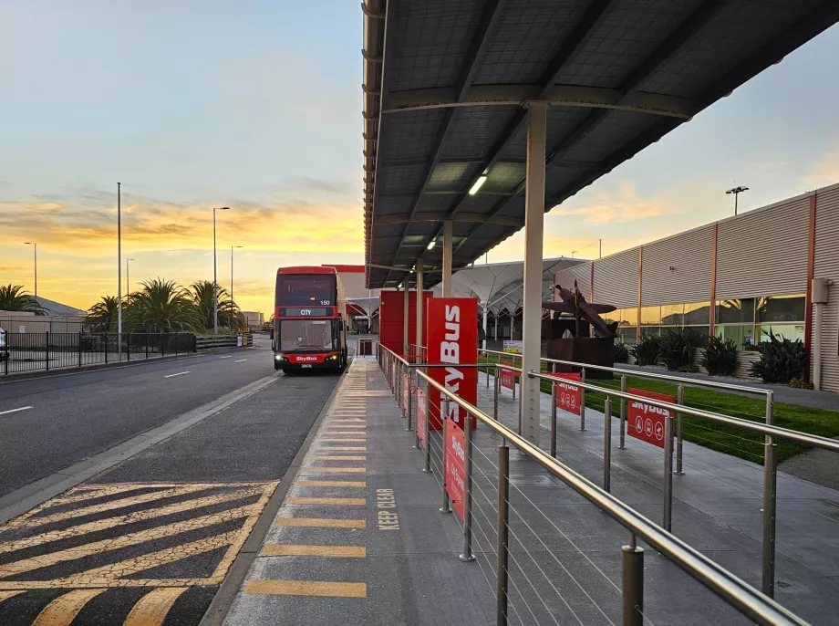 Зупинка Skybus перед терміналом