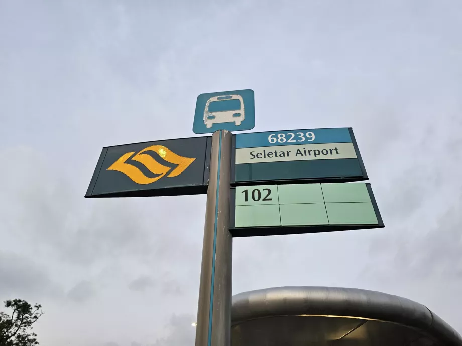Автобусна зупинка перед аеропортом