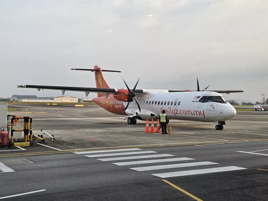 Firefly, ATR72 в аеропорту Селетар