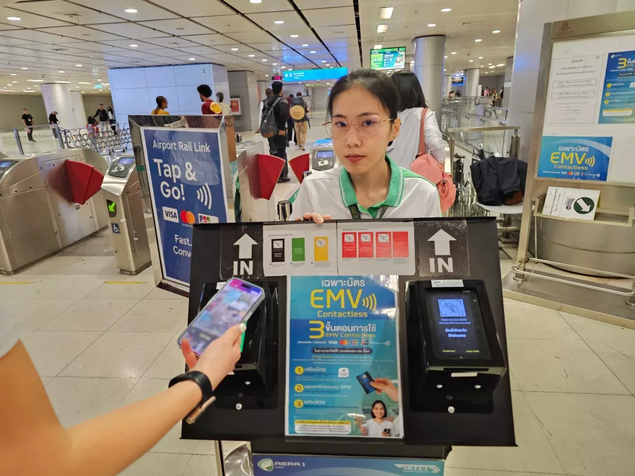 Оплата проїзду в метро безконтактною карткою