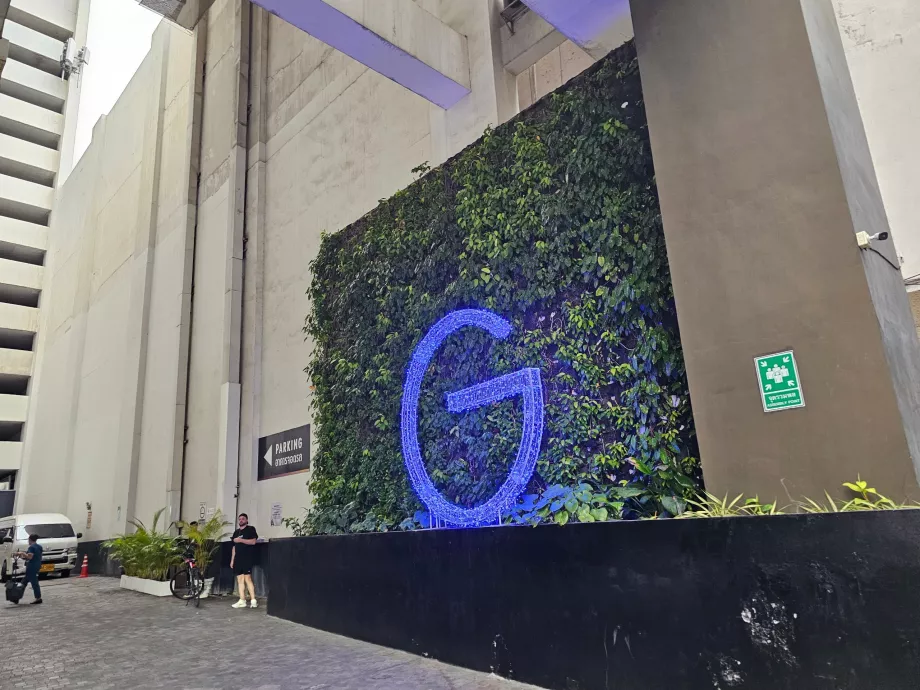 Вивіска готелю Pullman G