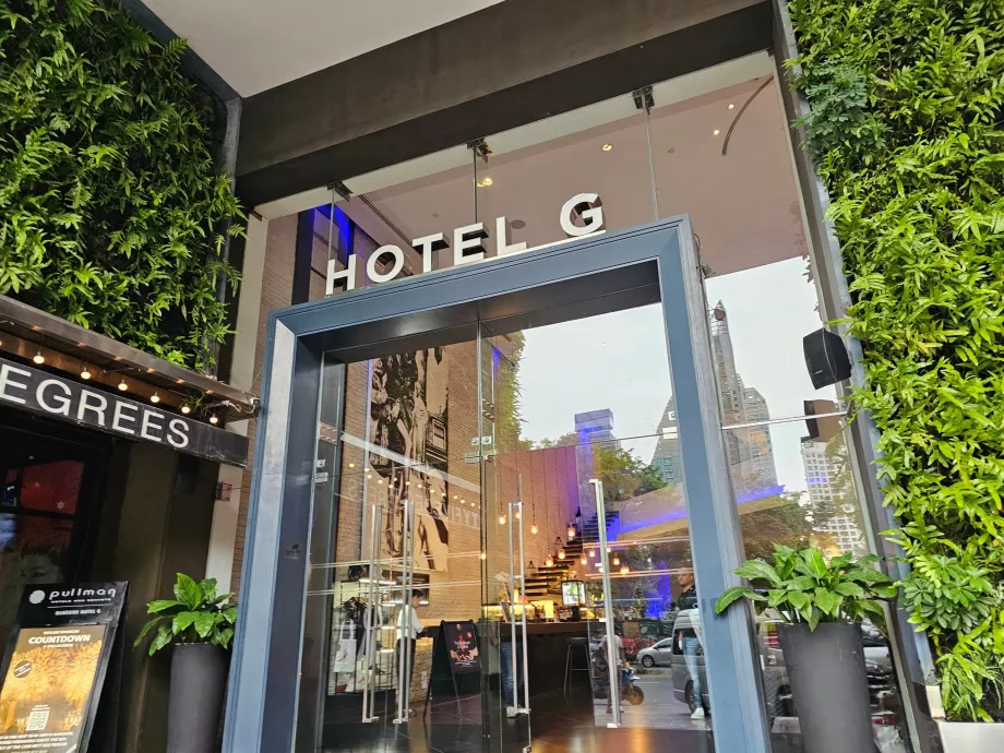 Вхід до готелю